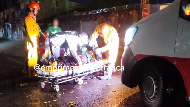 Motociclista fica ferido após colidir com árvore caída em avenida do City Petrópolis, em Franca