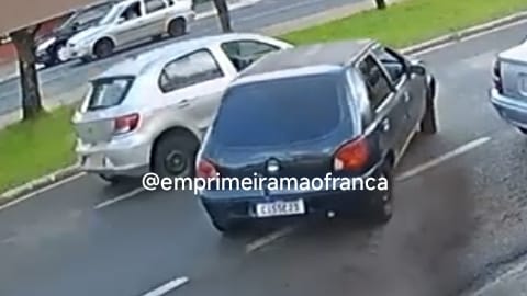 Motorista foge após causar acidente em avenida de Franca