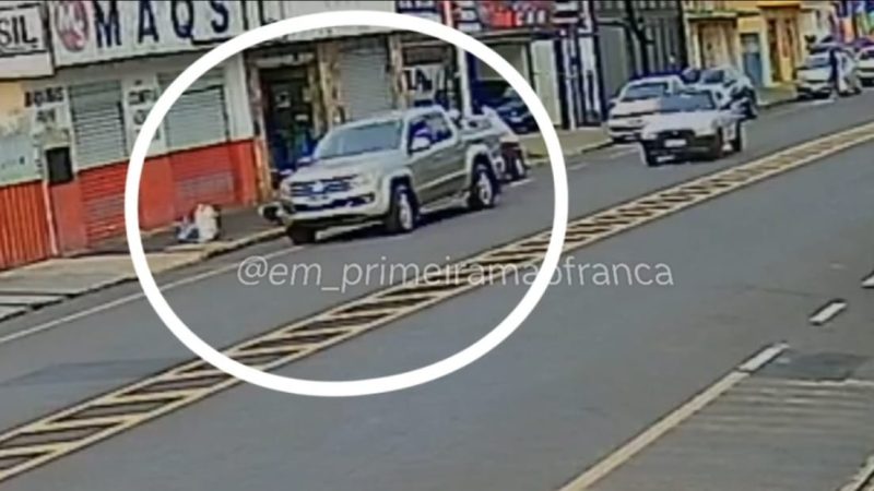 Câmera de segurança registra colisão entre caminhonete e moto na Avenida Brasil, em Franca