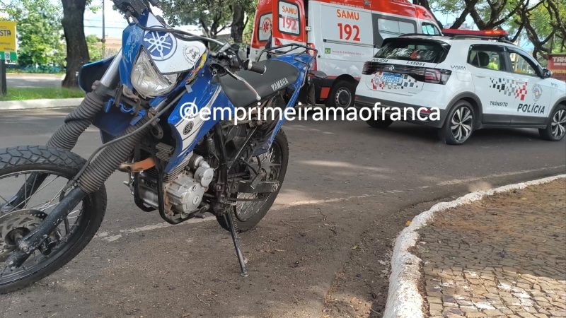 Colisão entre carro e moto deixa casal ferido em avenida de Franca