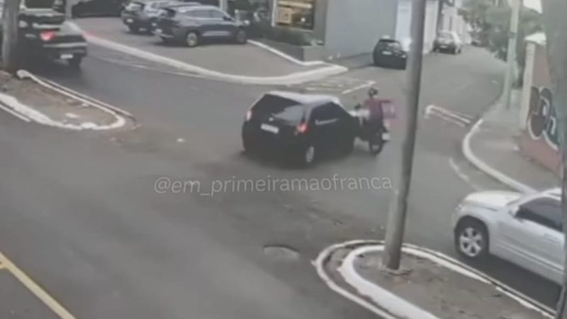 Entregador fica ferido após ser atingido por veículo na Avenida Major Nicácio, em Franca