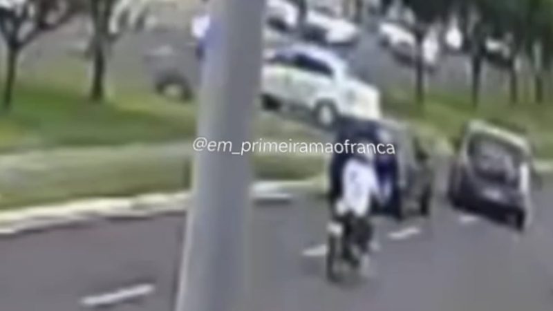 Câmera de segurança registra colisão entre três veículos em avenida de Franca