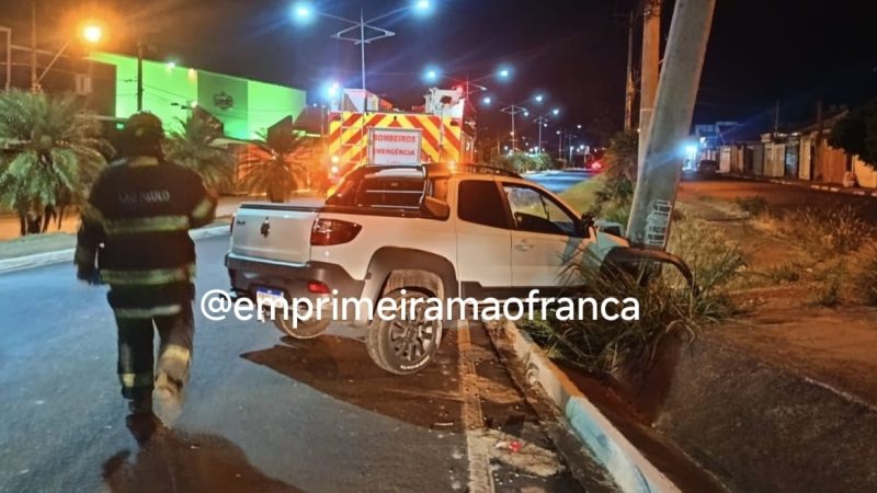 Motorista perde controle de veículo e colide contra poste em avenida de Franca