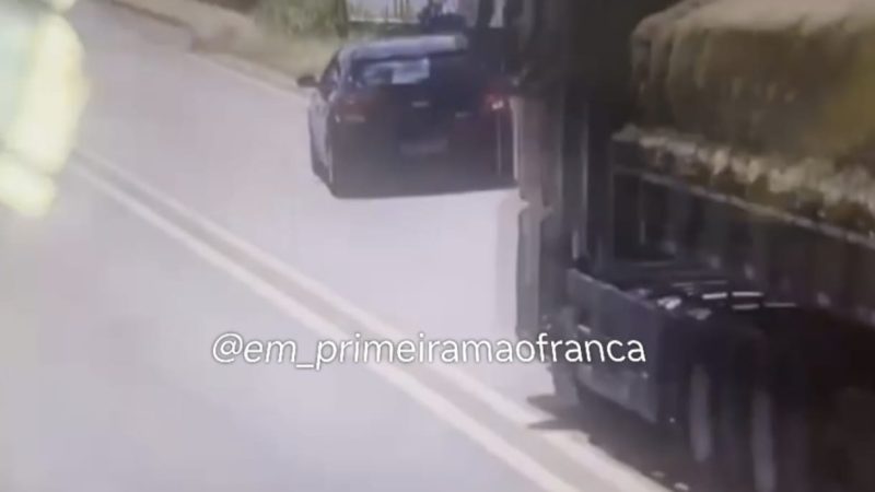 Carro e moto despencam de ponte ao serem atingidos por carreta em Rifaina