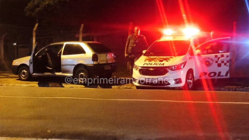 Adolescentes são detidos após tentativa de fuga com carro furtado em Franca