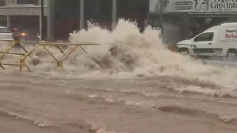 Forte chuva provoca alagamentos em diversos pontos de Franca nesta terça-feira
