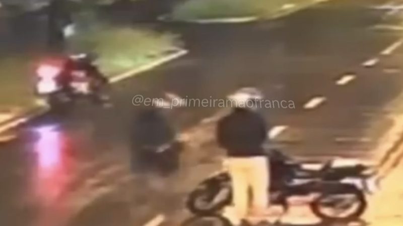 Criminosos são flagrados por câmera de segurança furtando moto em Franca