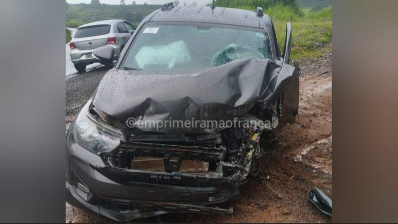 Duas pessoas morrem e duas ficam feridas após colisão entre carros na MG-444, em Capetinga