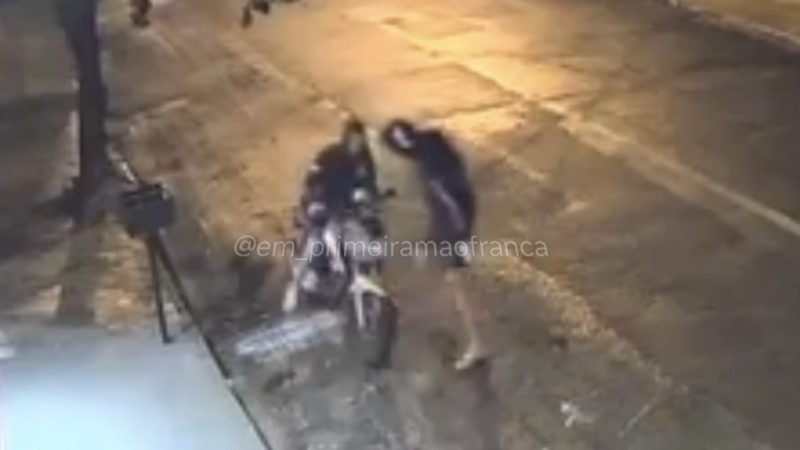 Câmera de segurança registra furto de motocicleta em Franca