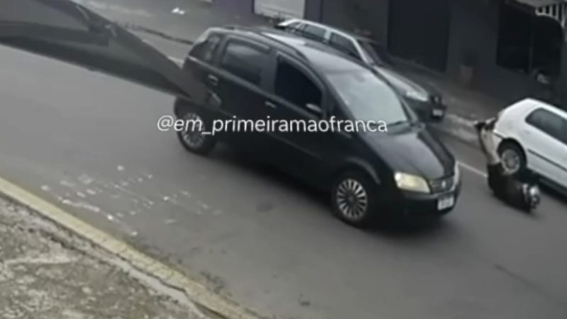 Câmeras de segurança registram acidente com motociclista em Franca