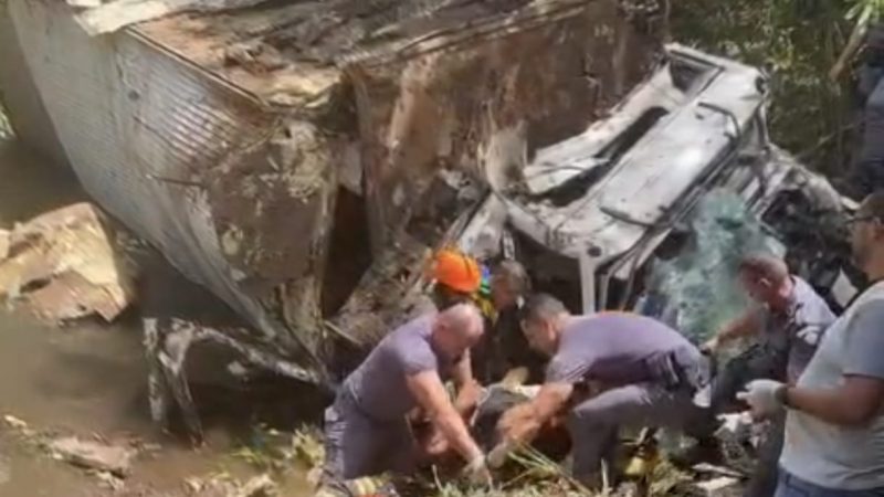 Motorista fica preso às ferragens após caminhão cair em ribanceira em Buritizal
