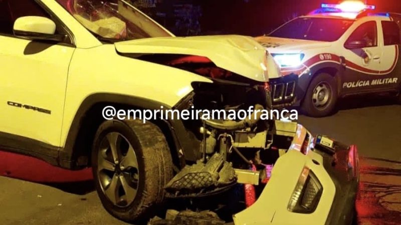Carro fica com a frente destruída após motorista perder controle e bater em poste em avenida de Franca