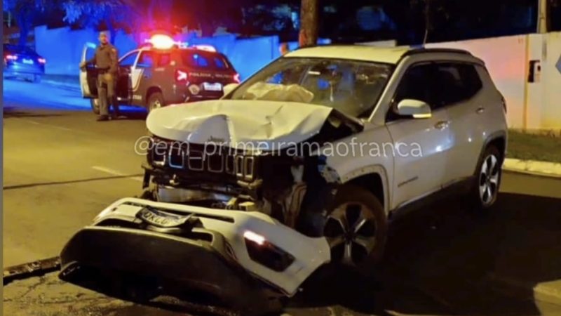 Câmera de segurança registra momento em que motorista colide contra poste em avenida de Franca
