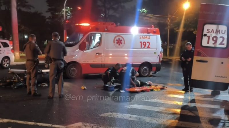 Acidente entre moto e carro deixa duas mulheres feridas em cruzamento de Franca