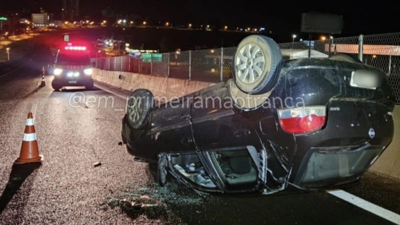 Motorista perde controle e veículo capota em rodovia de Franca