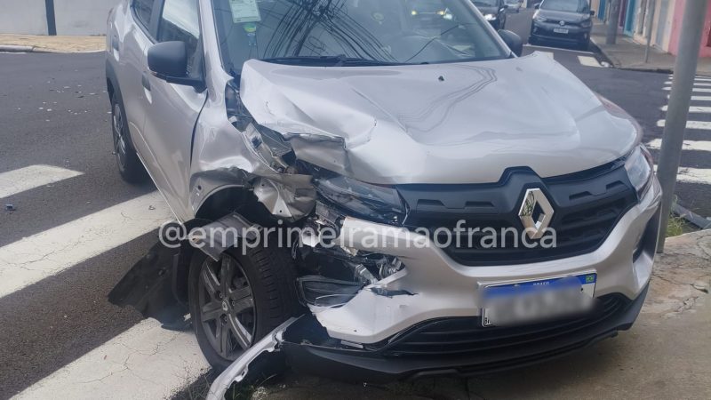 Colisão entre dois veículos é registrada em cruzamento de Franca