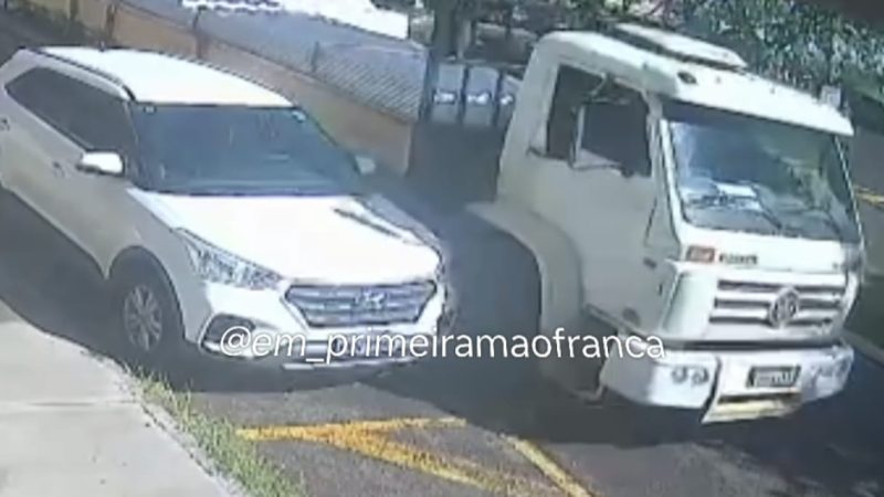 Caminhoneiro erra cálculo e colide em carro estacionado em avenida de Franca