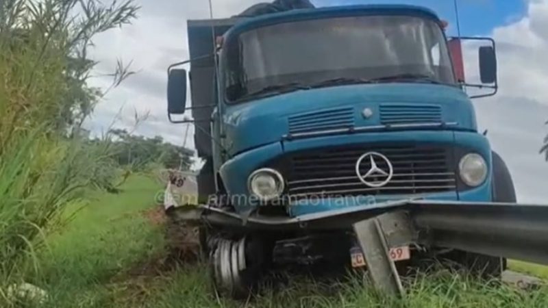 Pneu estoura e caminhão quase cai em barranco em rodovia de Franca