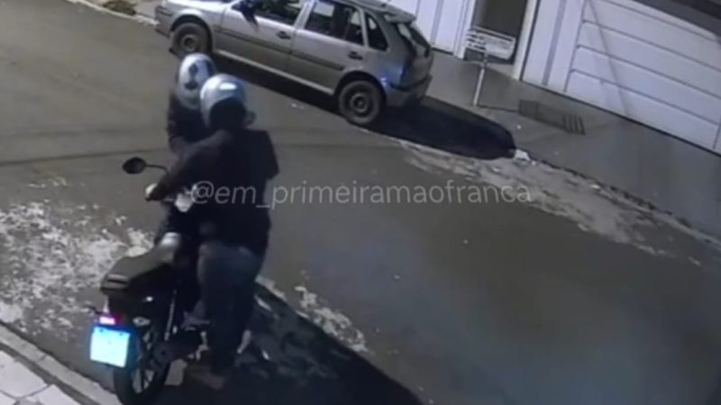 Criminosos são flagrados por câmeras de segurança furtando moto em Franca