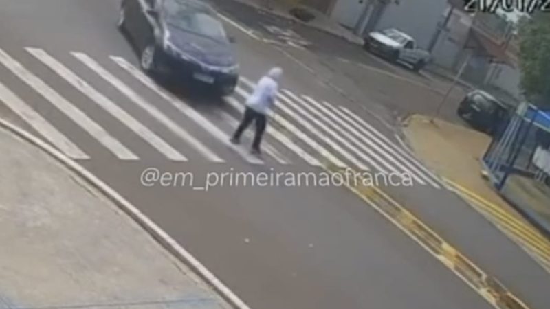 Câmera de segurança registra idosa sendo atropelada por veículo em avenida de Franca