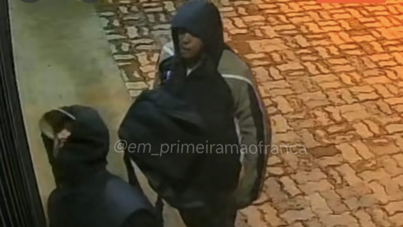 Câmeras de segurança registram criminosos furtando pastelaria em avenida de Franca