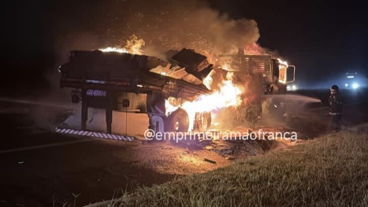 Caminhão carregado com pisos pega fogo e interdita rodovia Cândido Portinari