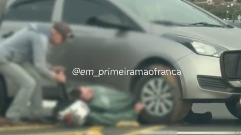Motociclista fica preso debaixo de carro após acidente em Franca