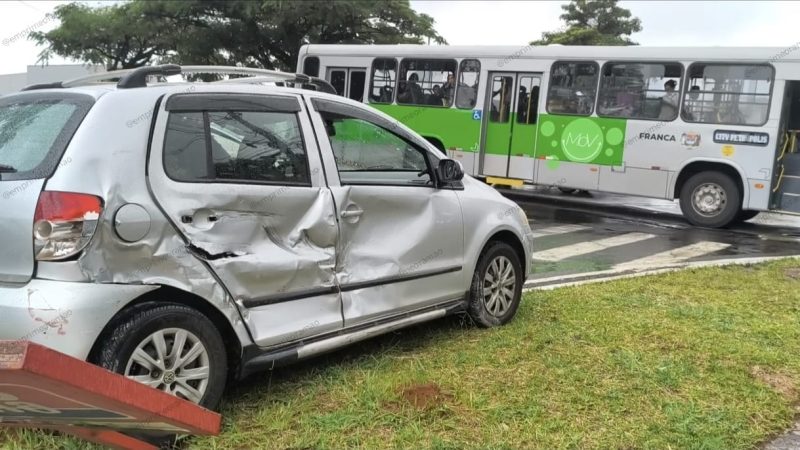 Colisão entre carro e ônibus deixa duas pessoas feridas em avenida de Franca