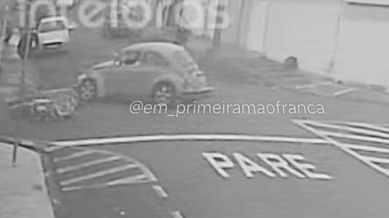 Câmera de segurança registra motociclista avançando parada obrigatória e sendo atingido por veículo, em Franca