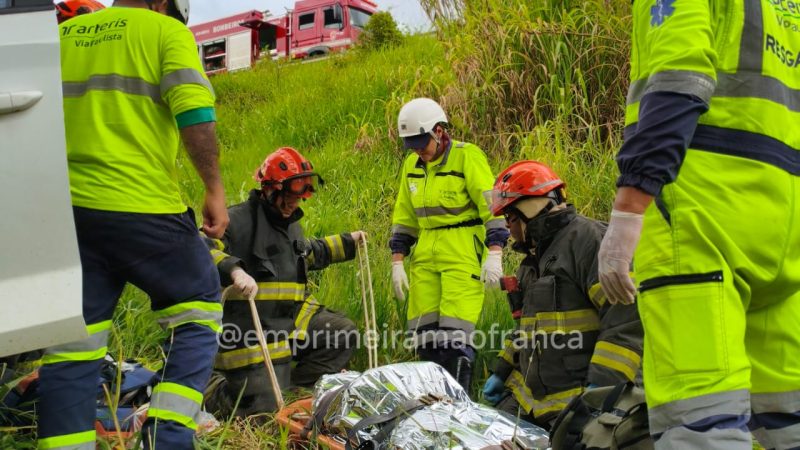 Motorista perde controle de veículo e cai em ribanceira em rodovia de Franca