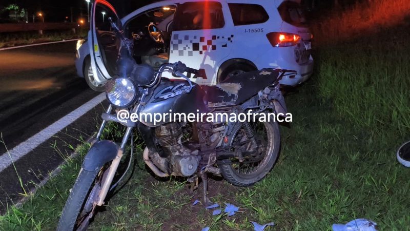 Dois homens em uma moto sem placa foram detidos após tentativa de fuga da polícia em Franca