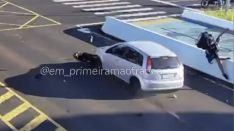 Câmera de monitoramento registra colisão entre moto e carro que deixou motociclista ferido