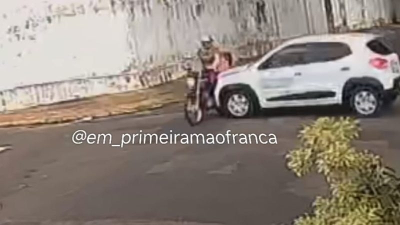 Motorista avança sinal de pare e colide com motociclista que fica ferida em Franca