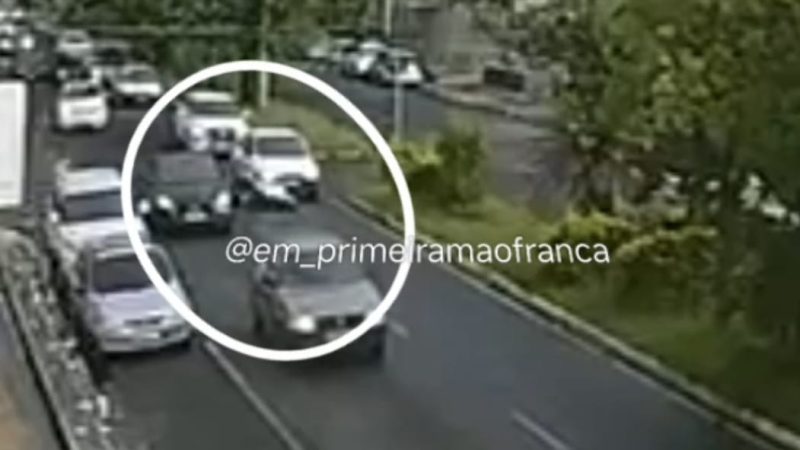 Motociclista fica ferida após colisão traseira em avenida de Franca
