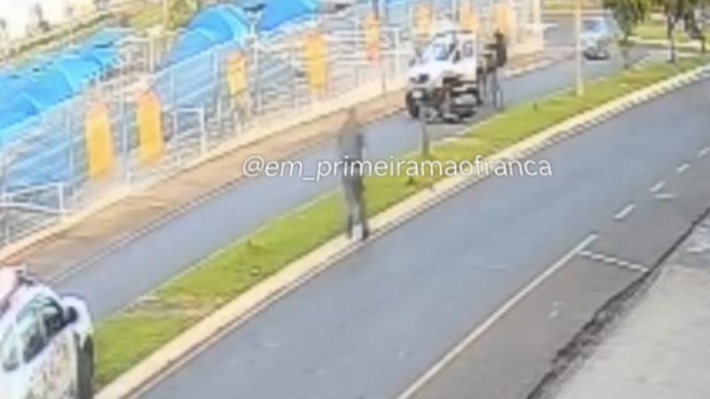 Câmera registra momento em que motociclista que fugia da PM cai e é detido, em Franca