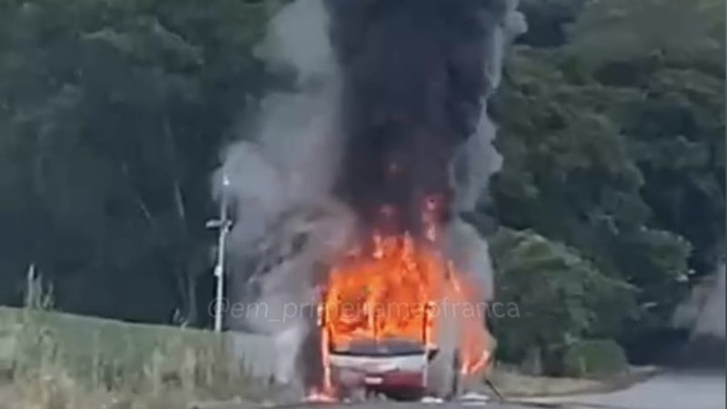 Ônibus é consumido pelo fogo em rodovia da região