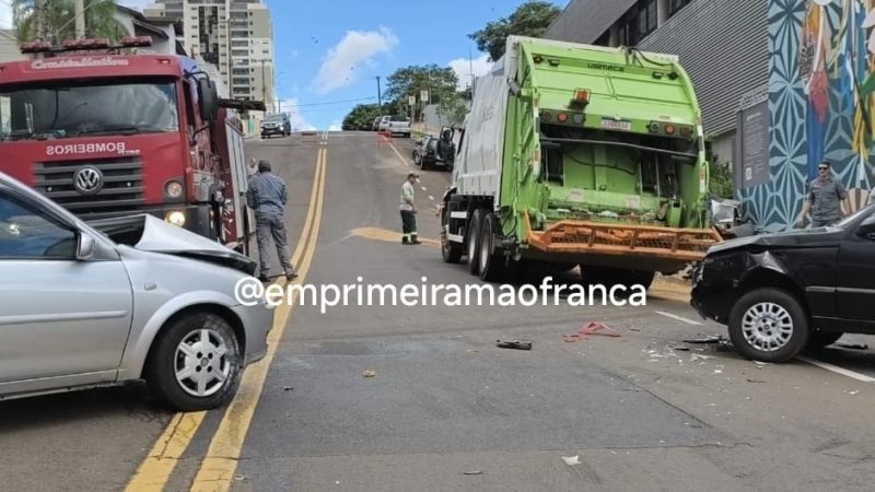 Caminhão de coleta de lixo perde freio e colide com vários carros em Franca