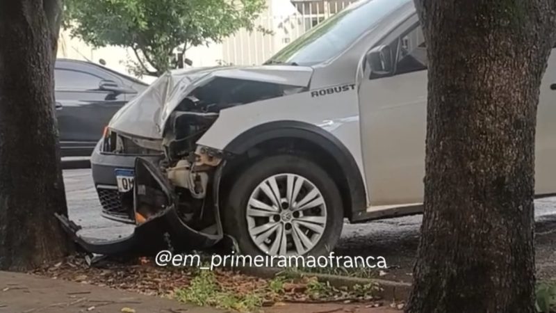 Carro bate em árvore após colisão no Distrito Industrial em Franca