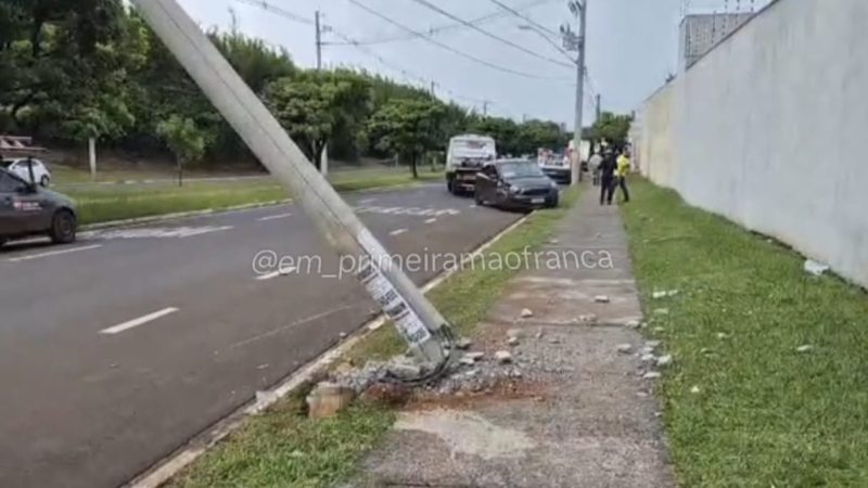 Motorista perde controle de veículo e colide contra poste em avenida de Franca