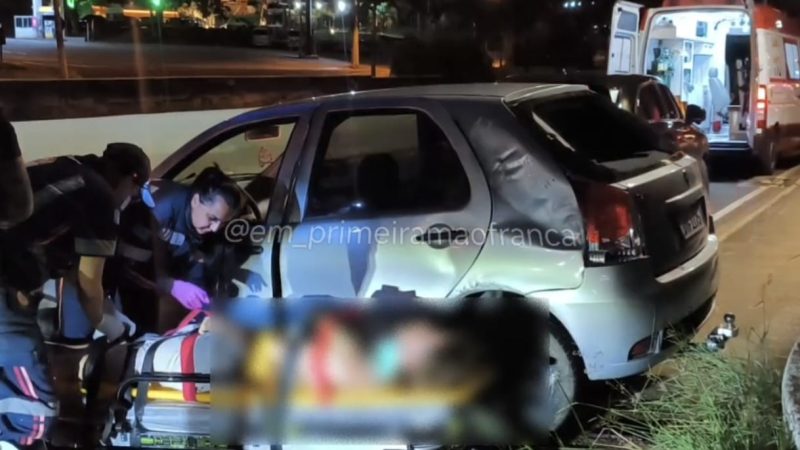 Motorista perde controle de veículo e capota em avenida de Franca