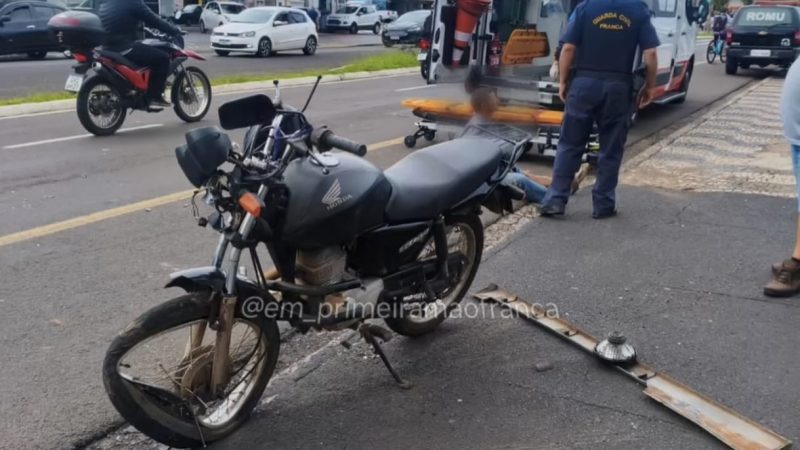 Motociclista fica ferido após ter a frente cortada por carro na avenida Chico Júlio