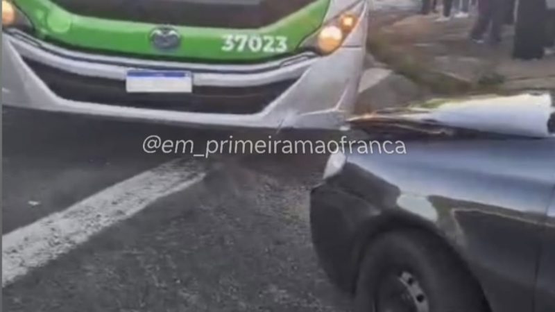 Colisão frontal entre ônibus e carro é registrada em cruzamento de Franca