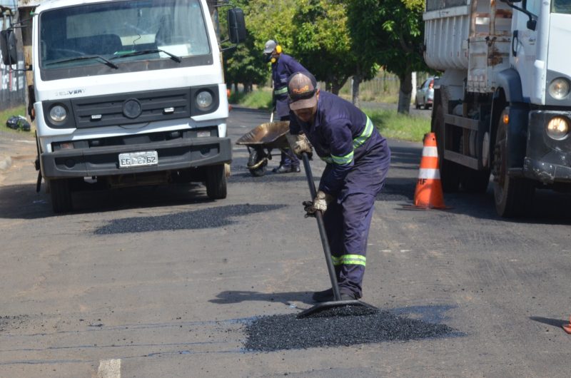 Mais de 30 bairros de Franca recebem manutenção de remendo asfáltico