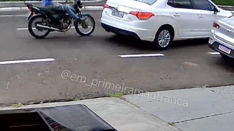 Câmera de segurança registra colisão entre carro e moto em avenida de Franca