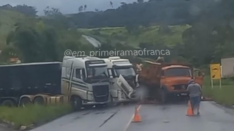 Acidente entre carreta e caminhão interdita rodovia em Minas Gerais