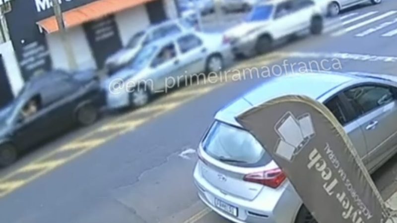 Câmeras de segurança registram acidente envolvendo quatro veículos em avenida de Franca