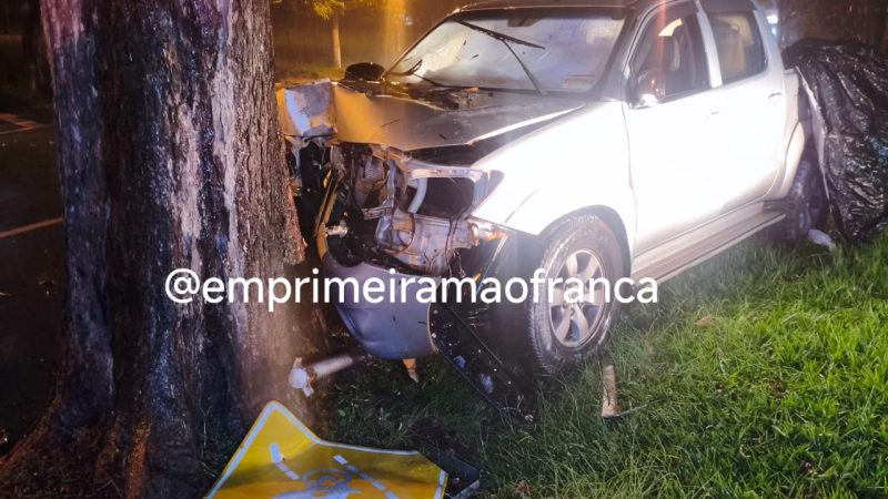 Motorista perde controle de caminhonete e colide contra árvore em avenida de Franca