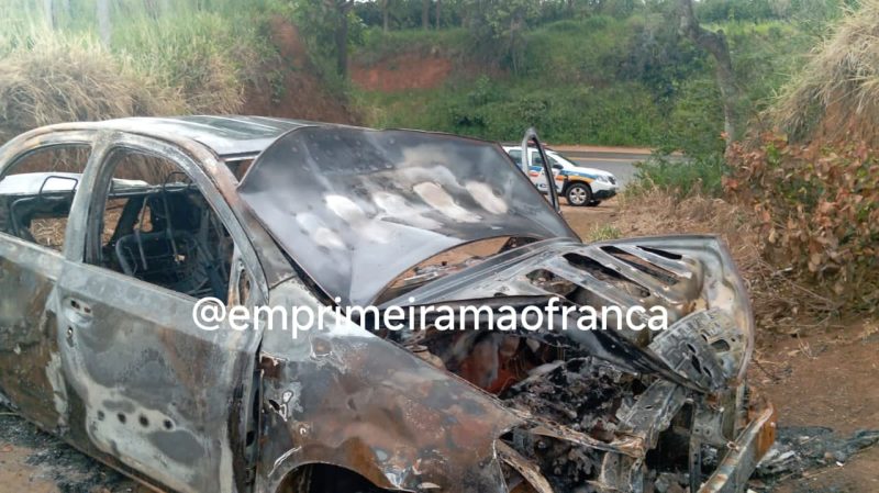 Carro furtado em Minas Gerais e usado em suposto sequestro é encontrado queimado em Franca