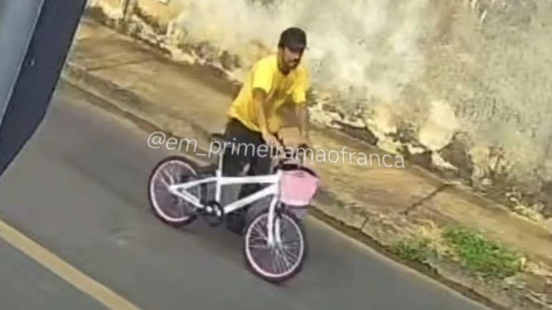 Criminoso é flagrado por câmera furtando bicicleta de criança em Franca