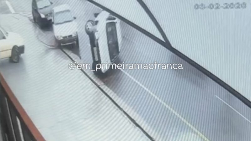 Motorista com sinais de embriaguez é preso após colidir com veículo estacionado e carro tombar em Franca